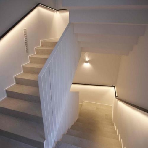 Linijska svetilka za osvetlitev stopnic po meri