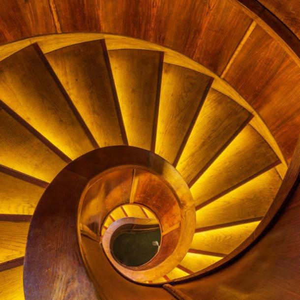 Vgradna linijska svetilka za osvetlitev stopnic po meri