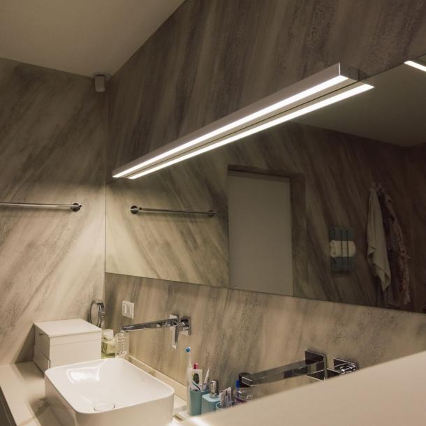 Linijska svetilka za osvetlitev ogledal po meri