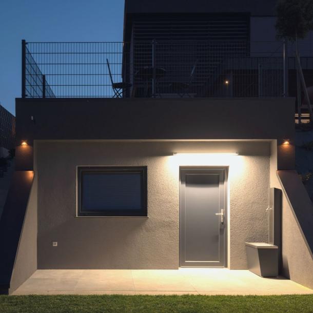 Zunanja stenska linijska svetilka po meri