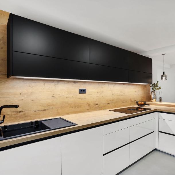 Linijska svetilka za osvetlitev delovnih površin po meri