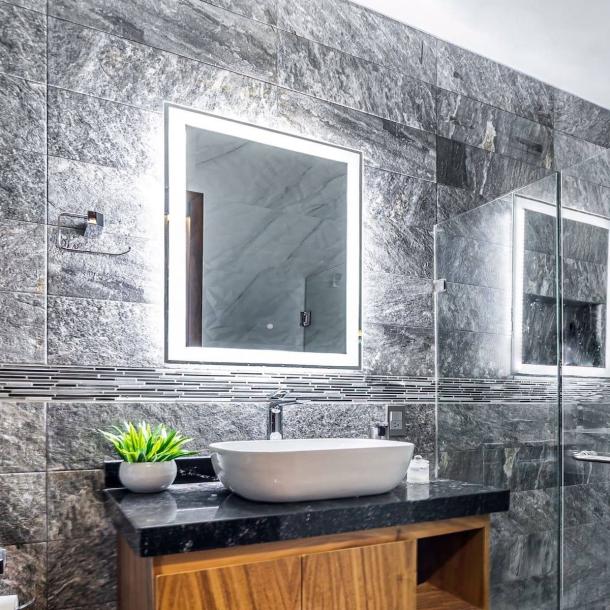 Osvetljeno ogledalo po meri 60x60cm s stikalom na zamah