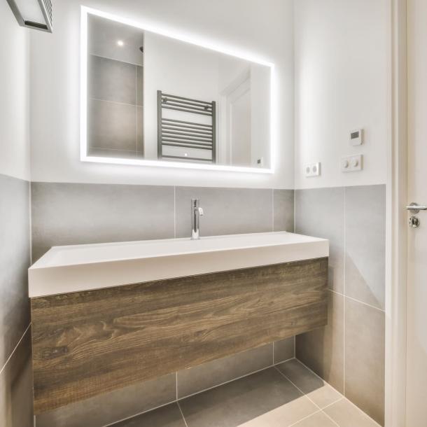 Pravokotno osvetljeno ogledalo po meri